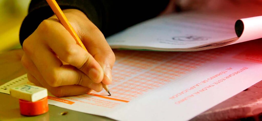 Estudiante escribiendo en una prueba