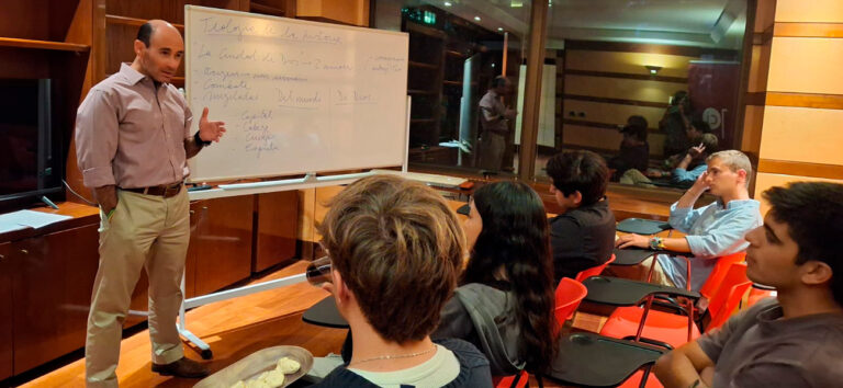 Clase del curso de formación para universitarios